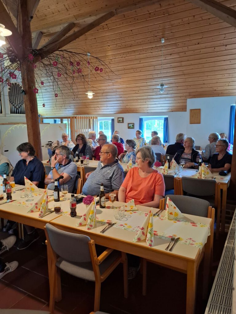 Bei Musik, leckerem Essen und Getränken genossen die Rorichumer Seniorinnen und Senioren den gemeinsamen Nachmittag.