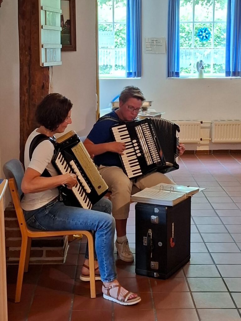 Therese Behrends und Heike Janßen vom Akkordeon-Orchester „Wanderfreunde Ihlow“ sorgten für die musikalische Begleitung.