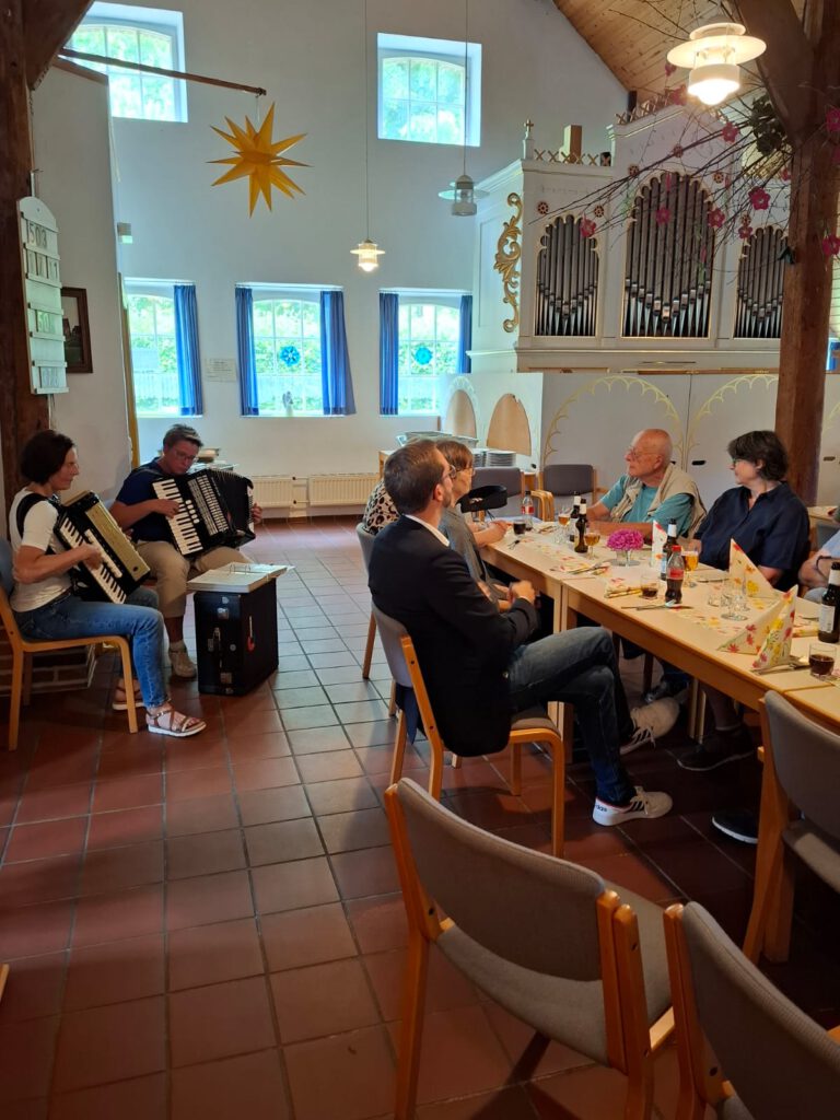 Musikalische Unterhaltung und viele nette Gespräche beim Rorichumer Seniorengrillen.